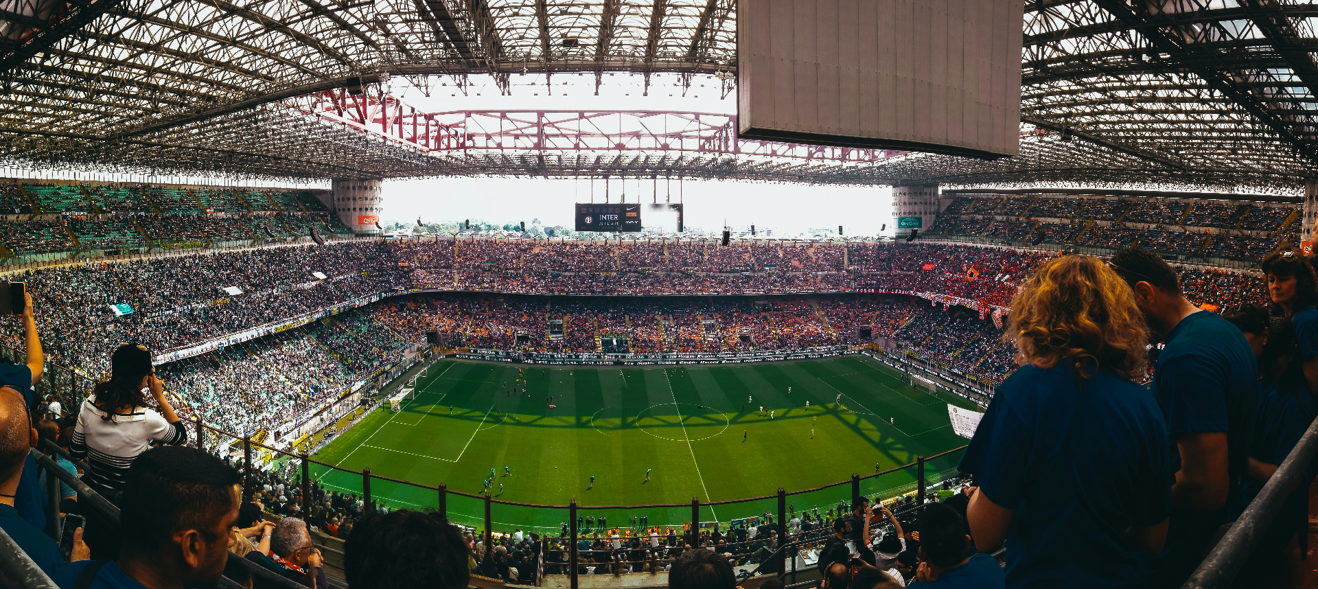 Fullsatt arena under fotbollsmatch